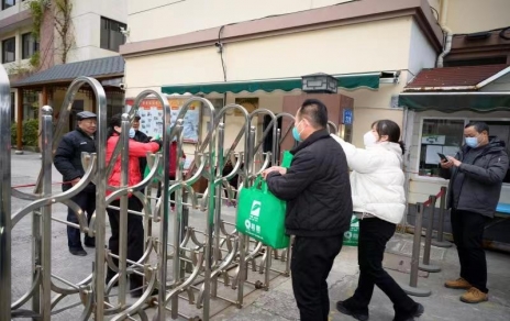 一份情驅(qū)散嚴(yán)寒，一片心常駐公益